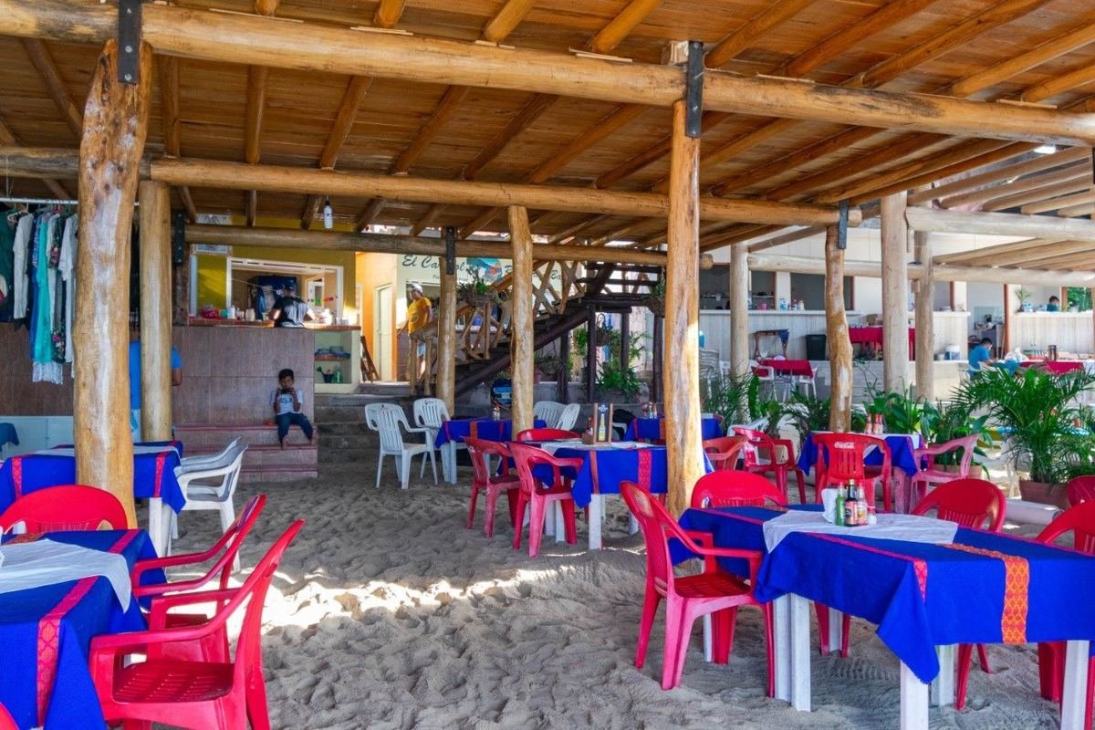 Mesas sobre la arena en El Caracol