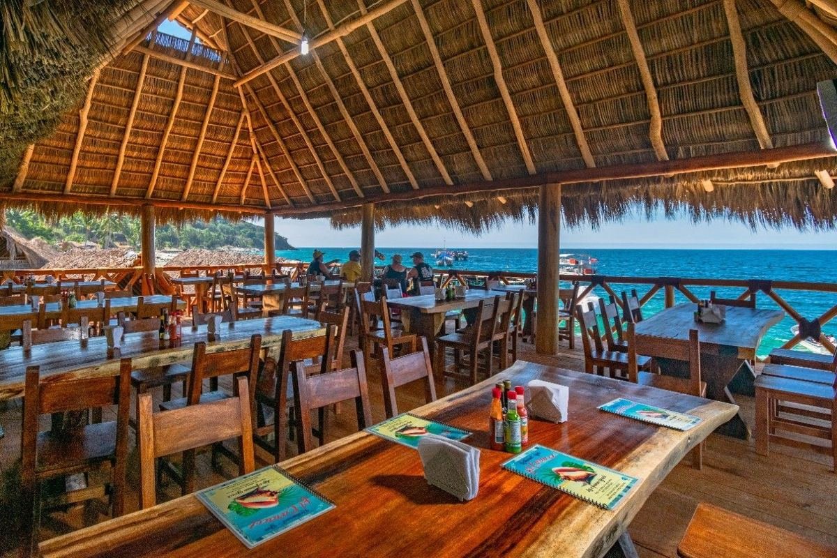 Interior del restaurante frente al mar